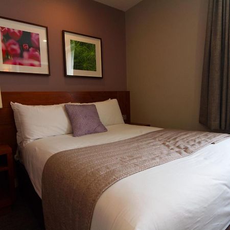 Best Western Ship Hotel Weybridge Extérieur photo