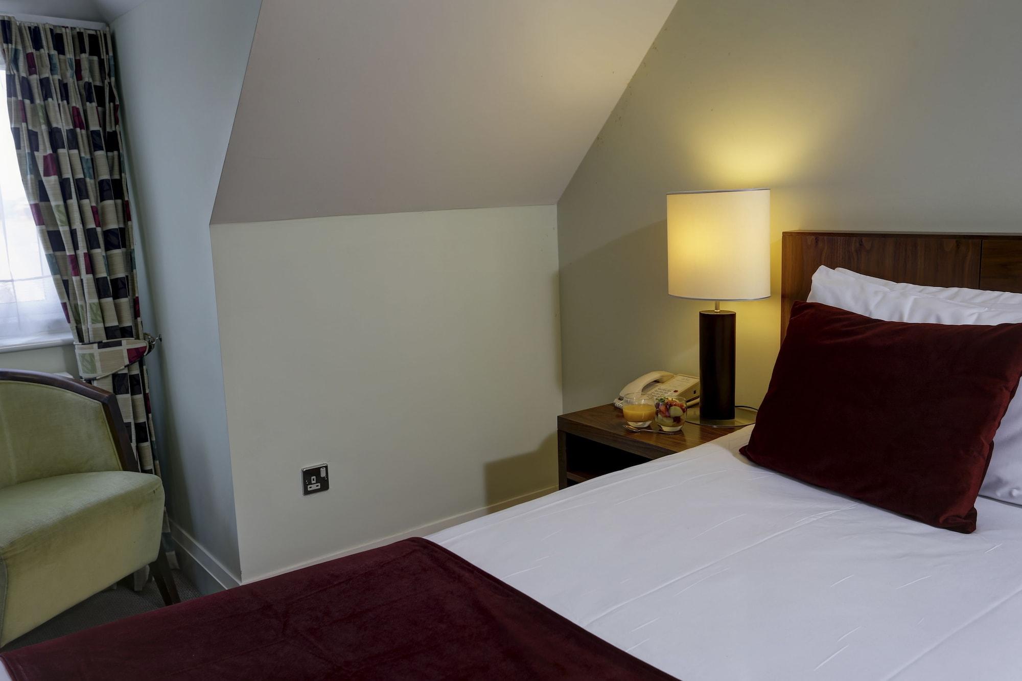 Best Western Ship Hotel Weybridge Extérieur photo