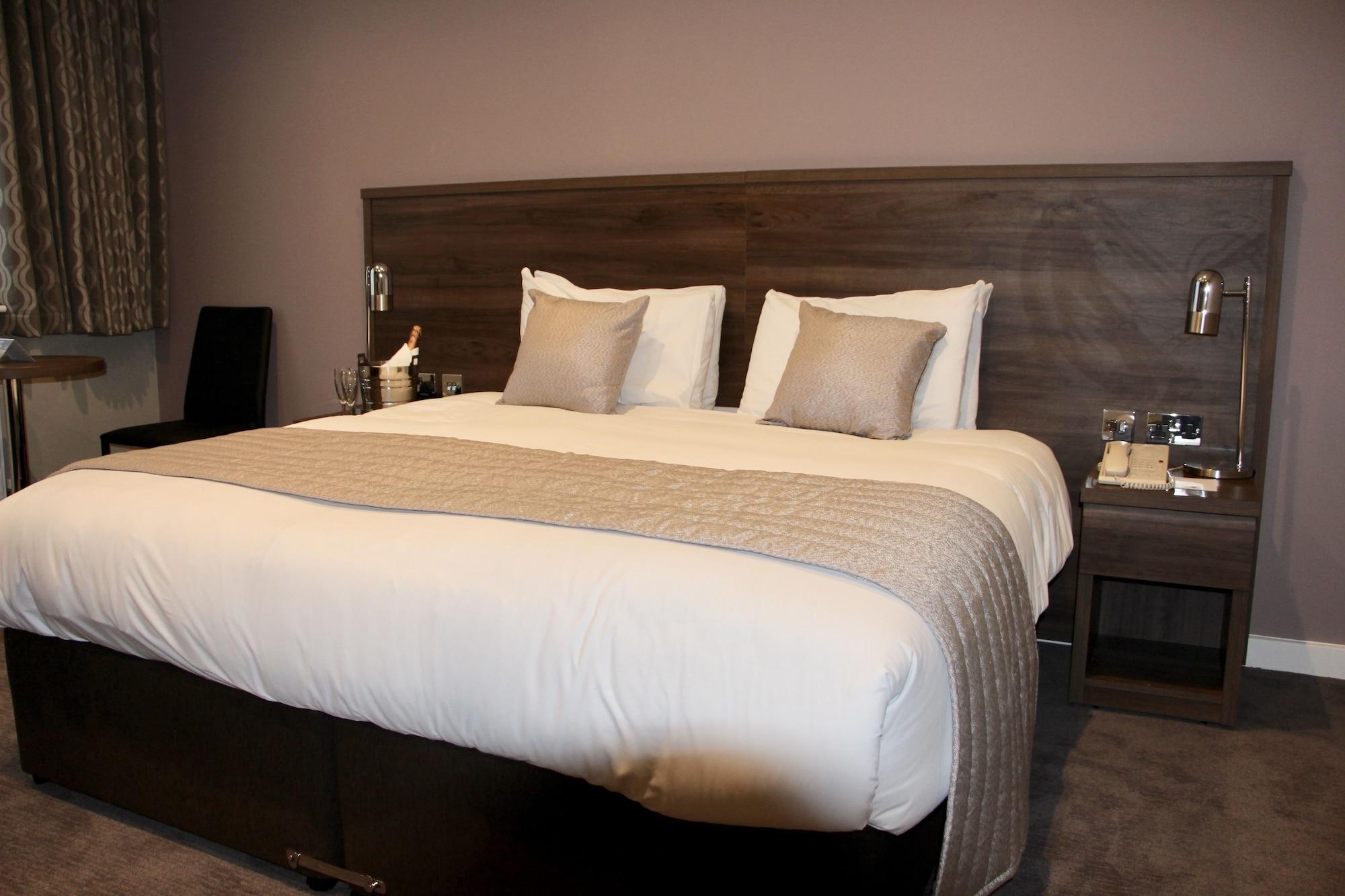 Best Western Ship Hotel Weybridge Extérieur photo