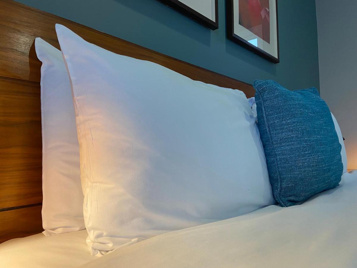 Best Western Ship Hotel Weybridge Extérieur photo