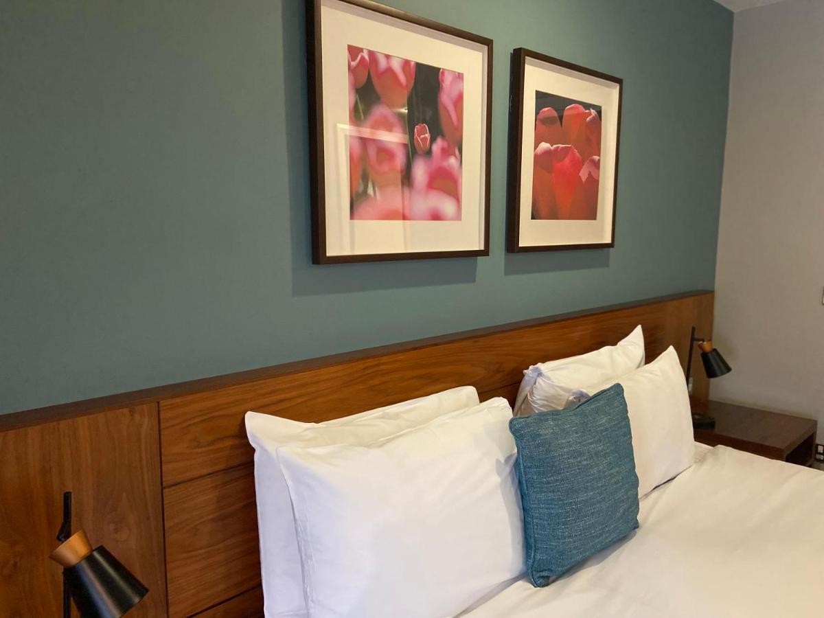 Best Western Ship Hotel Weybridge Extérieur photo