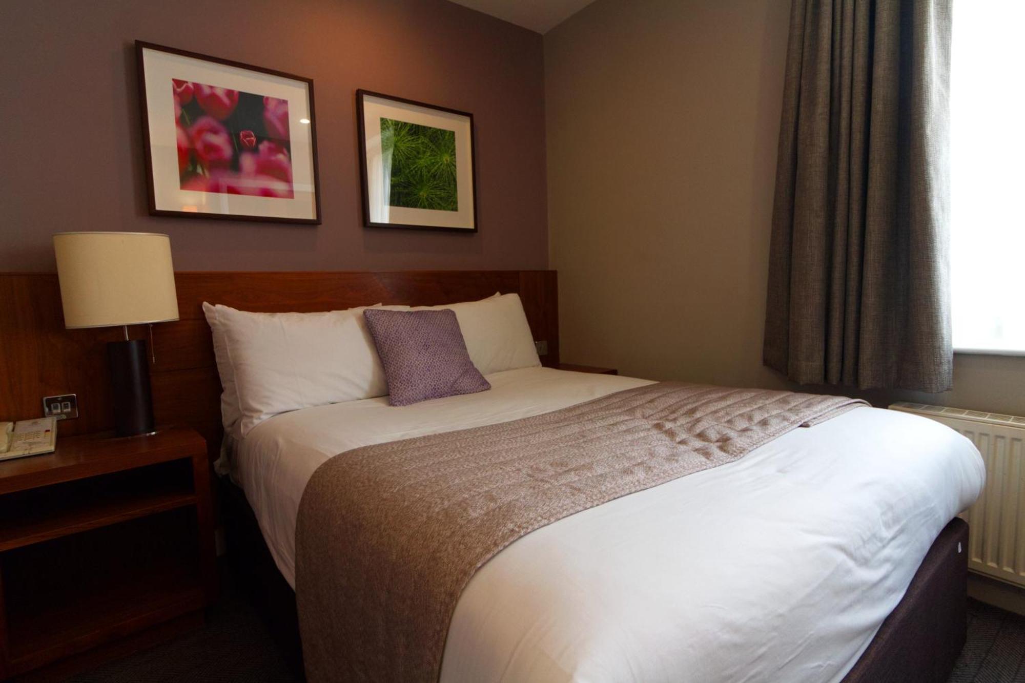 Best Western Ship Hotel Weybridge Extérieur photo